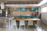 Cozinha integrada com sala de jantar tem décor descontraído