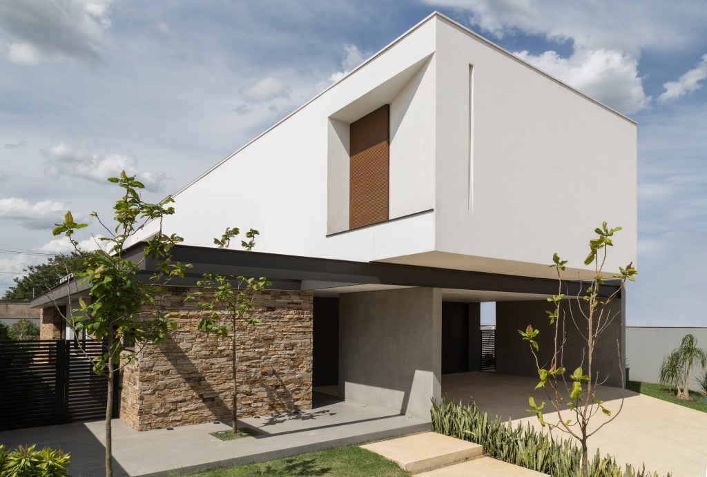 Casa em Campinas tem arquitetura minimalista e luz natural abundante