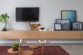 Bufê minimalista em sala de estar
