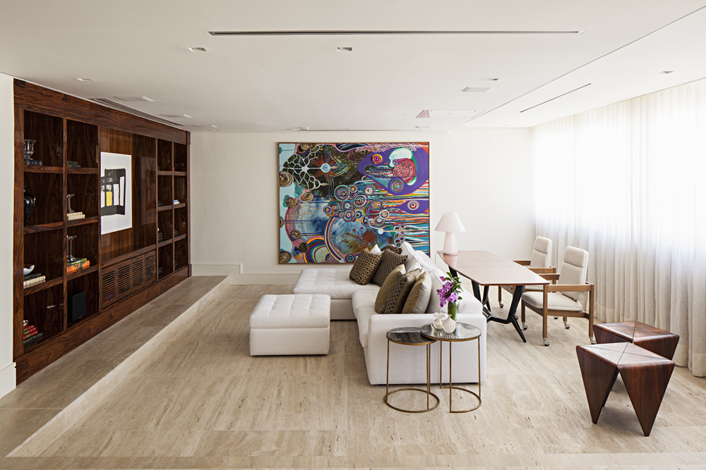 Apartamento de 300 m² com madeira predominante no décor