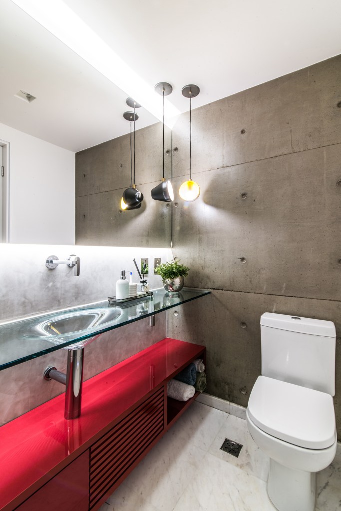 Banheiro com parede de concreto