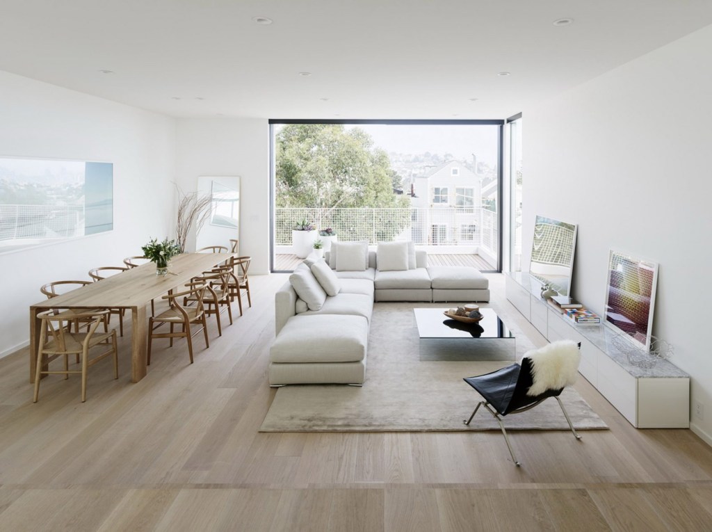 Sala de estar e jantar com décor minimalista e janela ampla