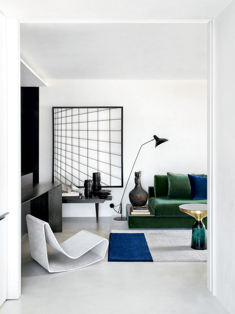 Neste apartamento, a divisão entre os ambientes é sutil: diferentes cores, elementos vazados e portas de correr delimitam os espaços