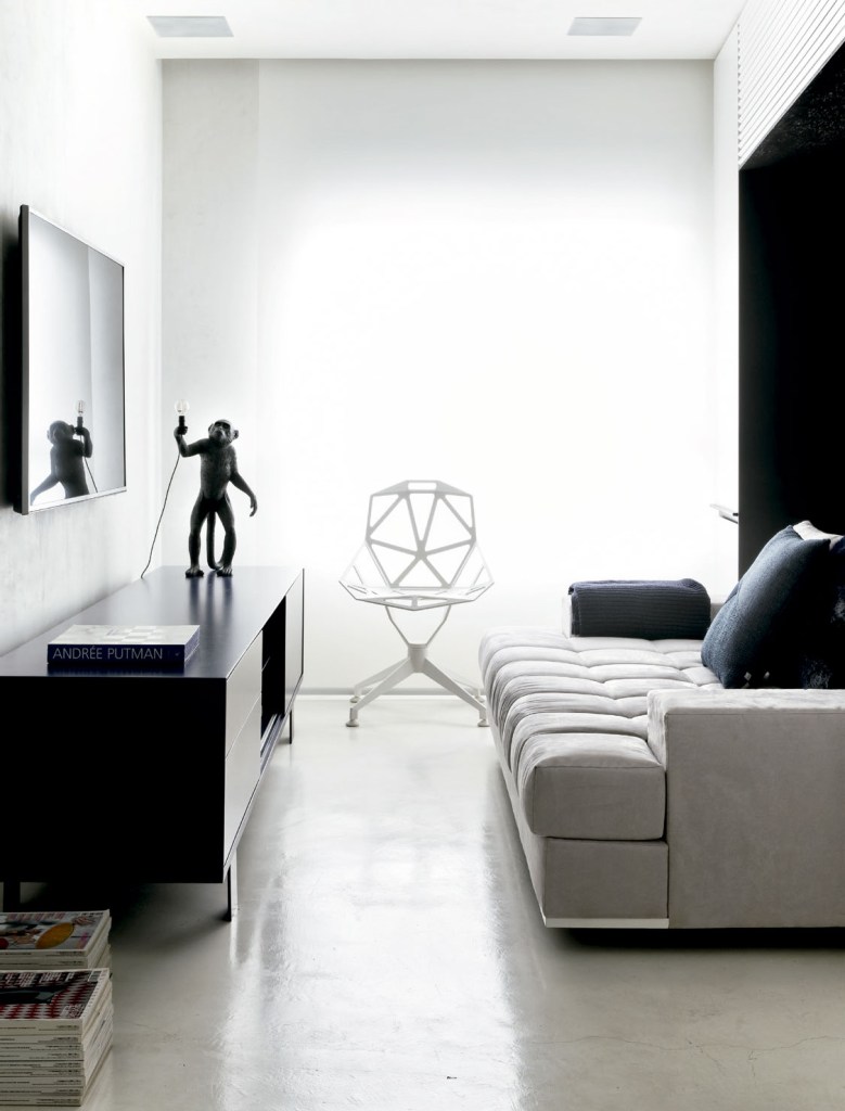Neste apartamento, a divisão entre os ambientes é sutil: diferentes cores, elementos vazados e portas de correr delimitam os espaços