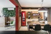 Área social integrada à cozinha com décor inspirado em bares