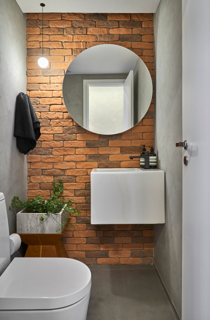 Banheiro com parede de tijolinhos