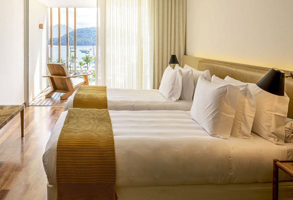 A cidade ganhou um hotel de luxo, o Hotel Fasano Angra dos Reis, entre o mar e as montanhas, imerso na natureza do Pico do Frade