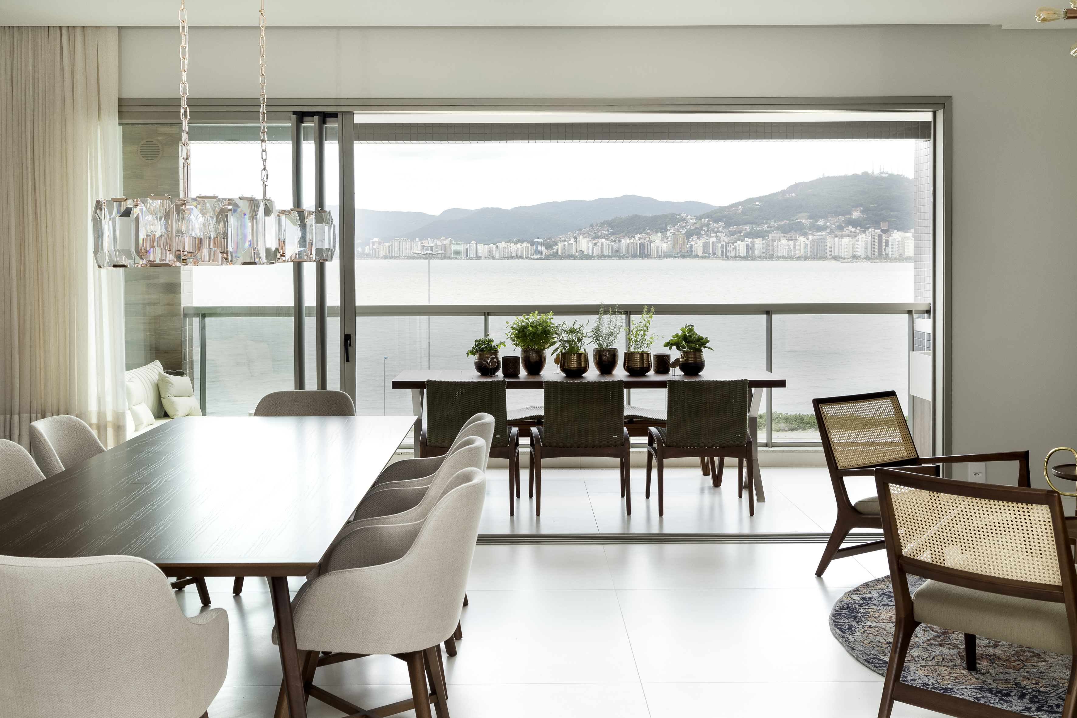 Apartamento em Florianópolis com décor neutro que valoriza a vista