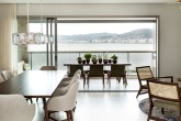 Apartamento em Florianópolis com décor neutro que valoriza a vista