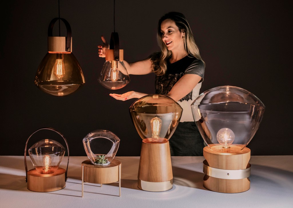 Designer Marta Manente com sua coleção de luminárias Lampadari