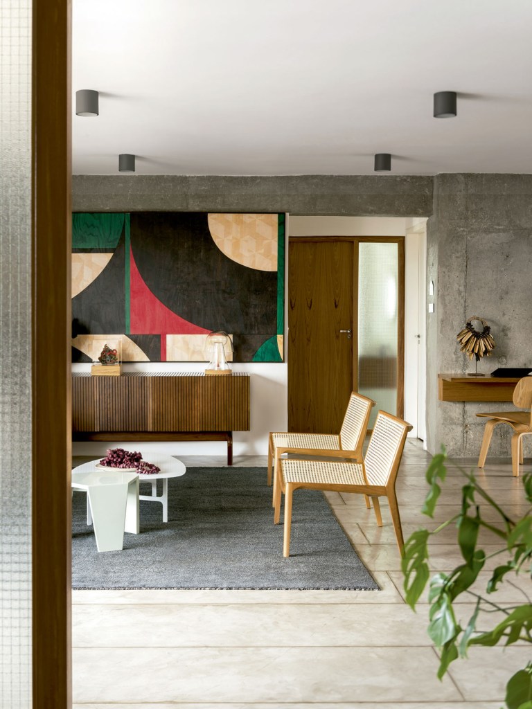 Depois da reforma, o apartamento ficou como a moradora sonhava: com ambientes integrados, muita luz natural e espaço de sobra para receber a família
