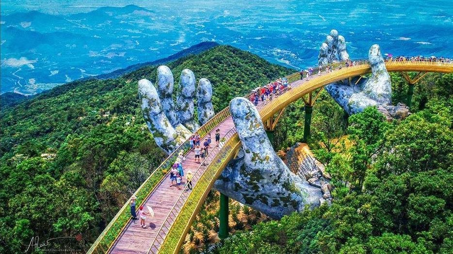 Escultura gigante em ponte atrai turistas no Vietnã
