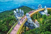 Escultura gigante em ponte atrai turistas no Vietnã