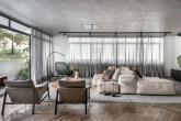 Uma reforma total trouxe novos materiais e ar minimalista a este apartamento paulistano