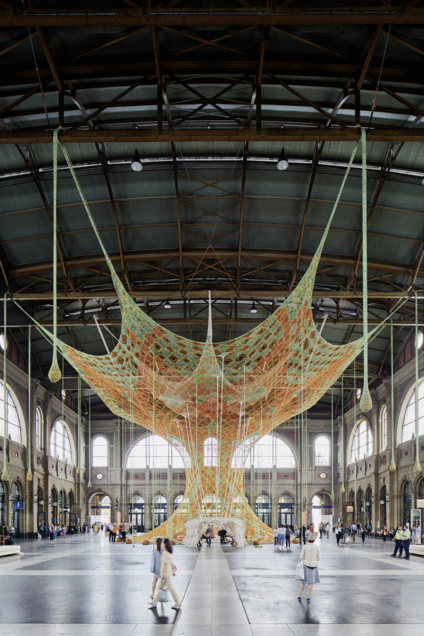 Artista brasileiro cria instalação gigante de crochê em Zurique