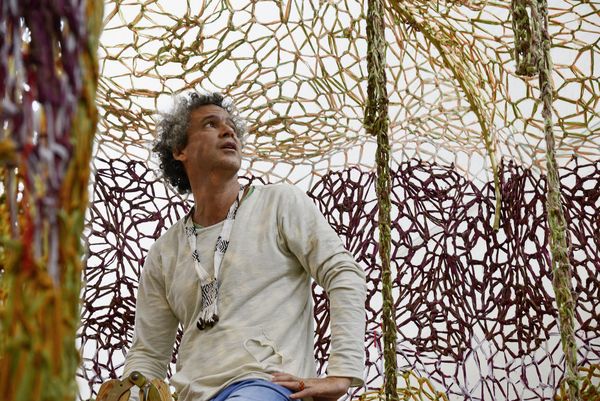 Artista brasileiro cria instalação gigante de crochê em Zurique
