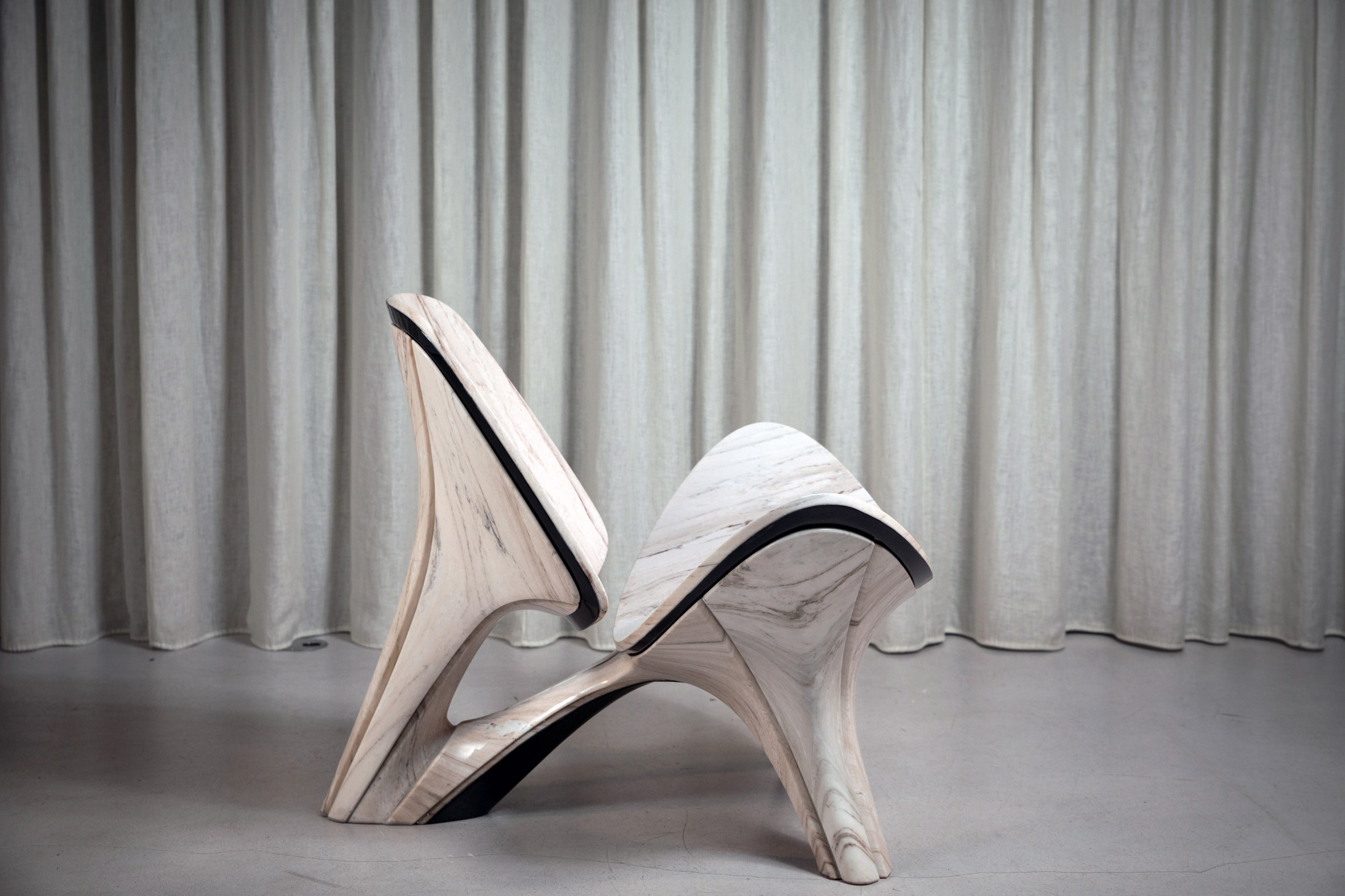 Escritório Zaha Hadid recria cadeira de Hans J Wegner em mármore